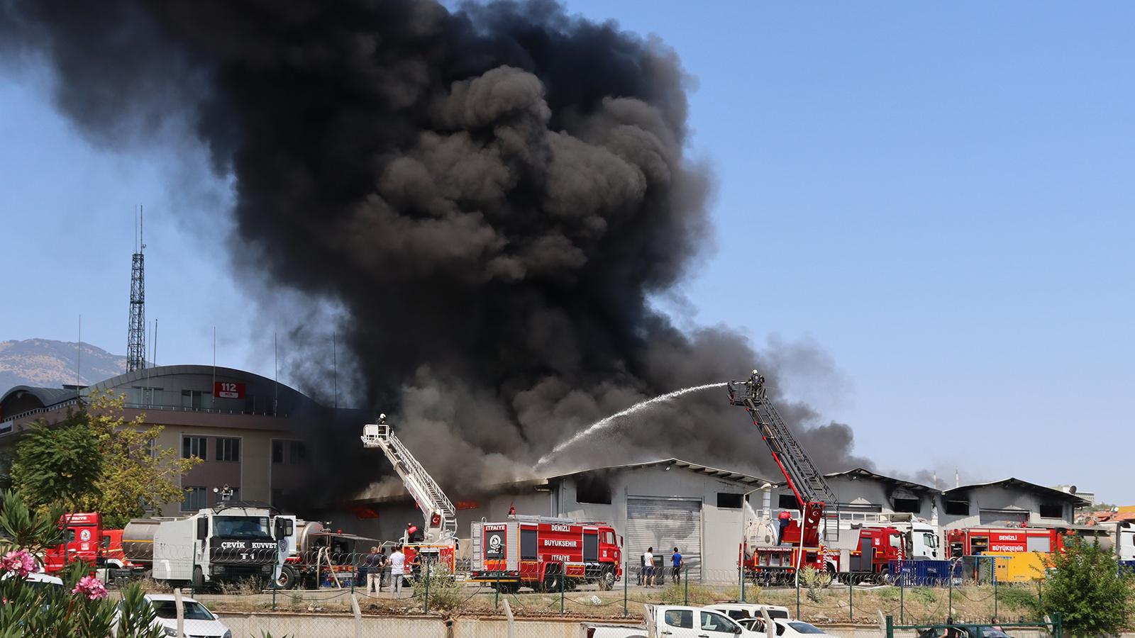 Denizli'de Çevik Kuvvet'e ait lojistik merkezinde yangın