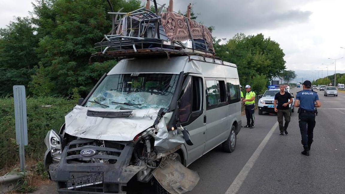 İstanbul'dan Ordu'ya fındık toplamaya giden ailelerin bulunduğu minibüs tırla çarpıştı: 14 yaralı