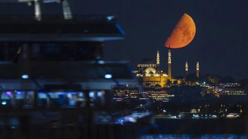 İstanbul'da yarım ay manzaraları