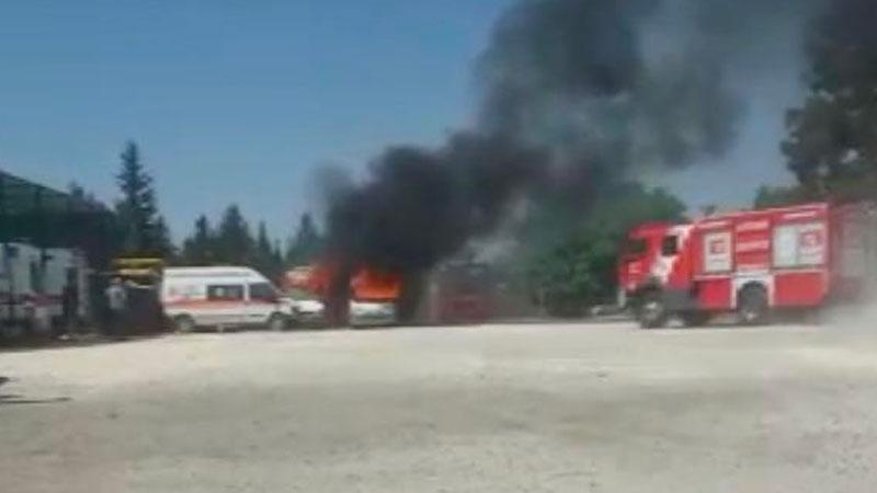 Hastane otoparkındaki 2 ambulans yandı