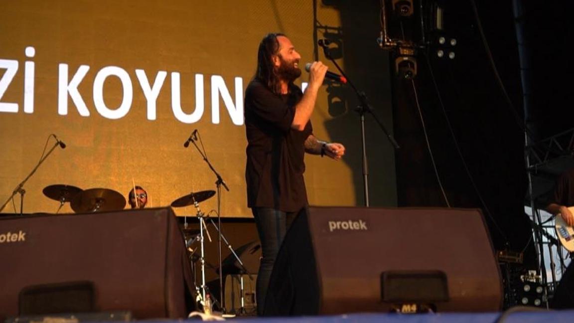 Niyazi Koyuncu konser vereceği Sinop'a otostopla gitti 