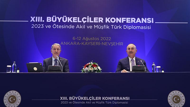 Milli Savunma Bakanı Hulusi Akar (solda) 13. Büyükelçiler Konferansı'nda sunum yaptı