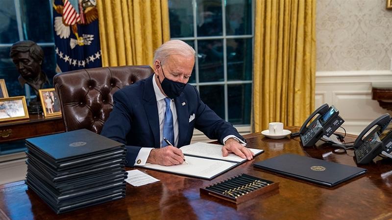 Biden, Çin'e kayan üretimin ABD'ye dönmesini teşvik için çip yasasını imzaladı