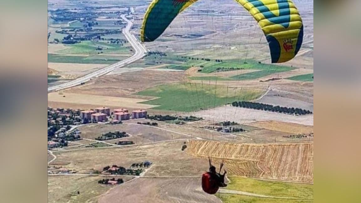 Ankara'da metrelerce yüksekten düşen paraşütçü hayatını kaybetti