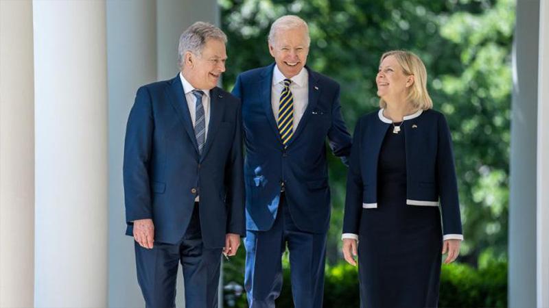 Finlandiya Cumhurbaşkanı Sauli Niinistö (solda), ABD Başkanı Joe Biden (ortada), İsveç Başbakanı Magdalena Andersson (sağda)