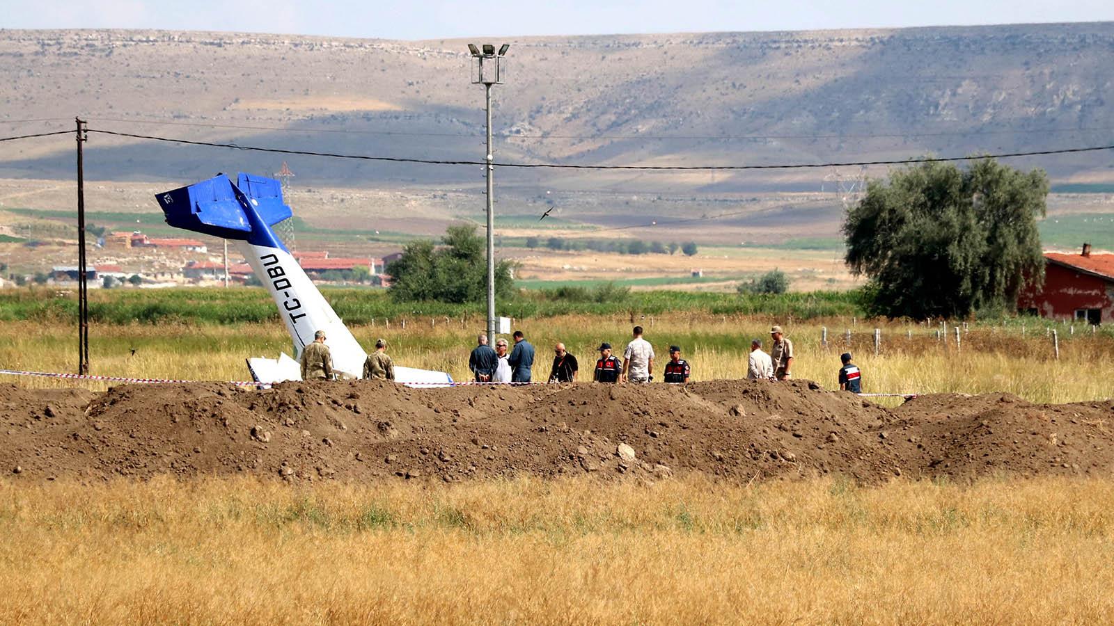 Afyonkarahisar'da düşen sivil eğitim uçağının enkazı kaldırılıyor