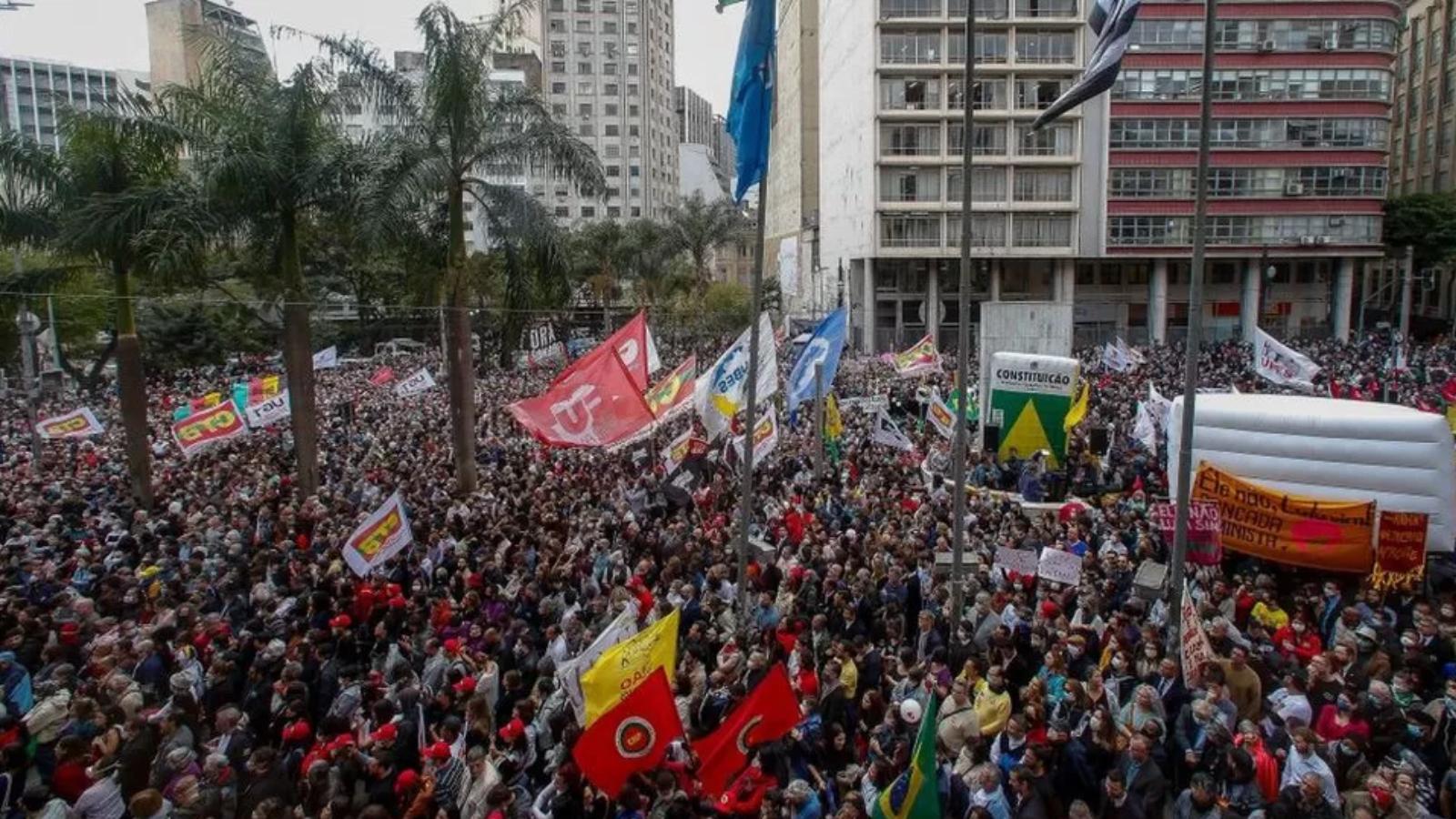 Brezilya'da binlerce kişi Bolsonaro'nun seçim sonucuna saygı göstermeyeceği endişesiyle sokağa çıktı