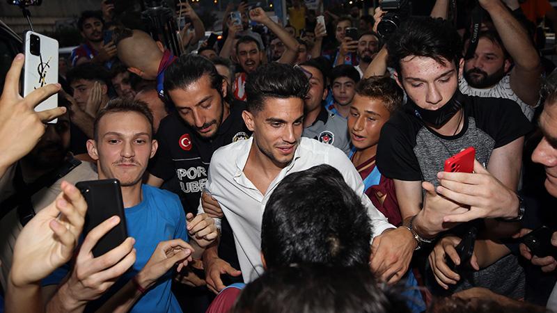 Trabzon'a gelen Marc Bartra'ya coşkulu karşılama