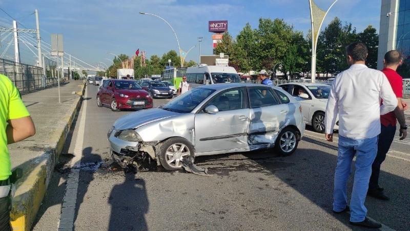 Kaza yapmamak için direksiyonu çevirdi; karşı yönden gelen araca çarptı