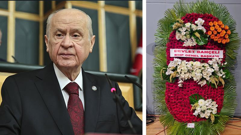 MHP Genel Başkanı Devlet Bahçeli, AK Parti'nin 21. kuruluş yıldönümünü yaptırdığı özel çiçekle kutladı. 