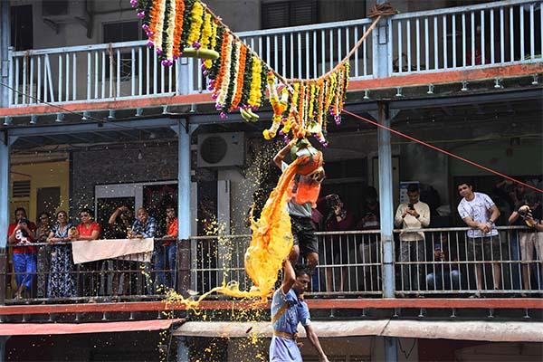 Hindistan'da Janmashtami festivali renkli görüntülere sahne oldu