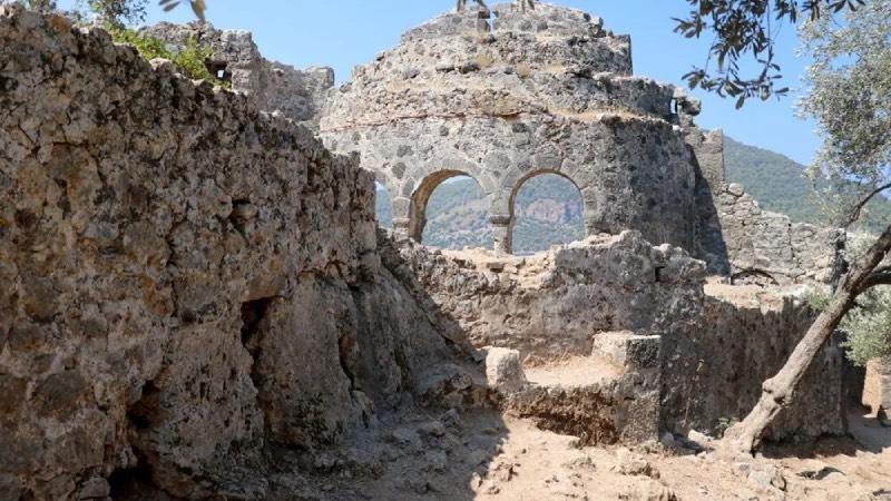 Aziz Nikolas Adası, tarihî kalıntıları ve manzarasıyla ziyaretçilerini ağırlıyor