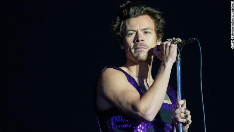 Gizlilik ve cinsellik üzerine konuşan Harry Styles, özel hayatının kamuya açılmasından rahatsız olduğunu söyledi