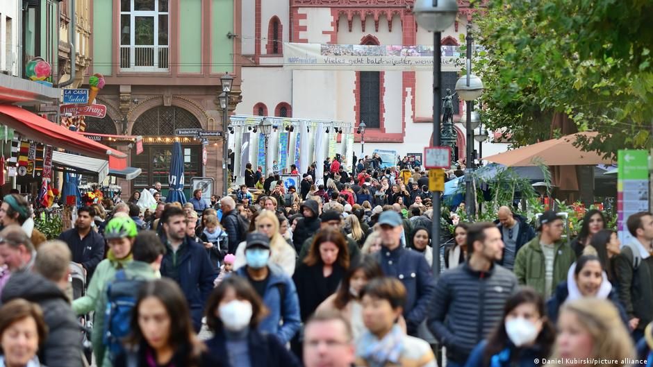 Almanya'da beklenen korona dalgası öncesi yeni önlemler