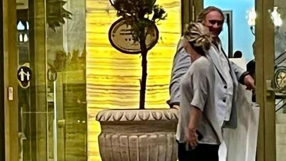 Gerard Depardieu avukat Aslı Kazan’la ayak üstü sohbet etti