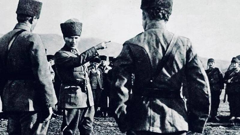 Büyük Taarruz'u, Büyük Millet Meclisi'nin kanunla "Türk Ordusu "Başkomutanlığı"nı verdiği Mareşal Mustafa Kemal Paşa yönetti