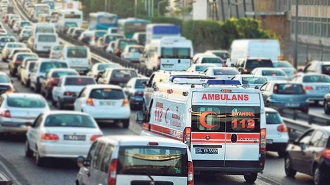 Sağlık Bakanı Koca'dan 'trafikte ambulanslara öncelik' çağrısı