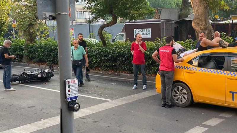 Kaza yapan motosikletli genç, taksinin üstüne düştü!