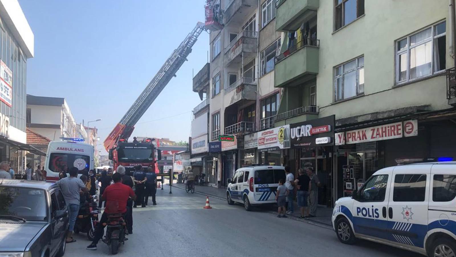 Erkek arkadaşının kendisini eve kilitlediğini ihbar eden kadını itfaiye balkondan çıkardı