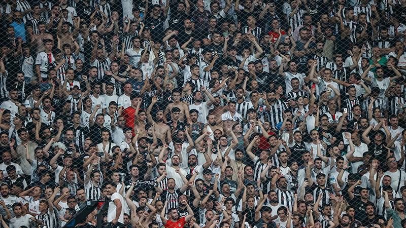 Beşiktaş taraftarından 'Türkiye laiktir, laik kalacak' tezahüratı