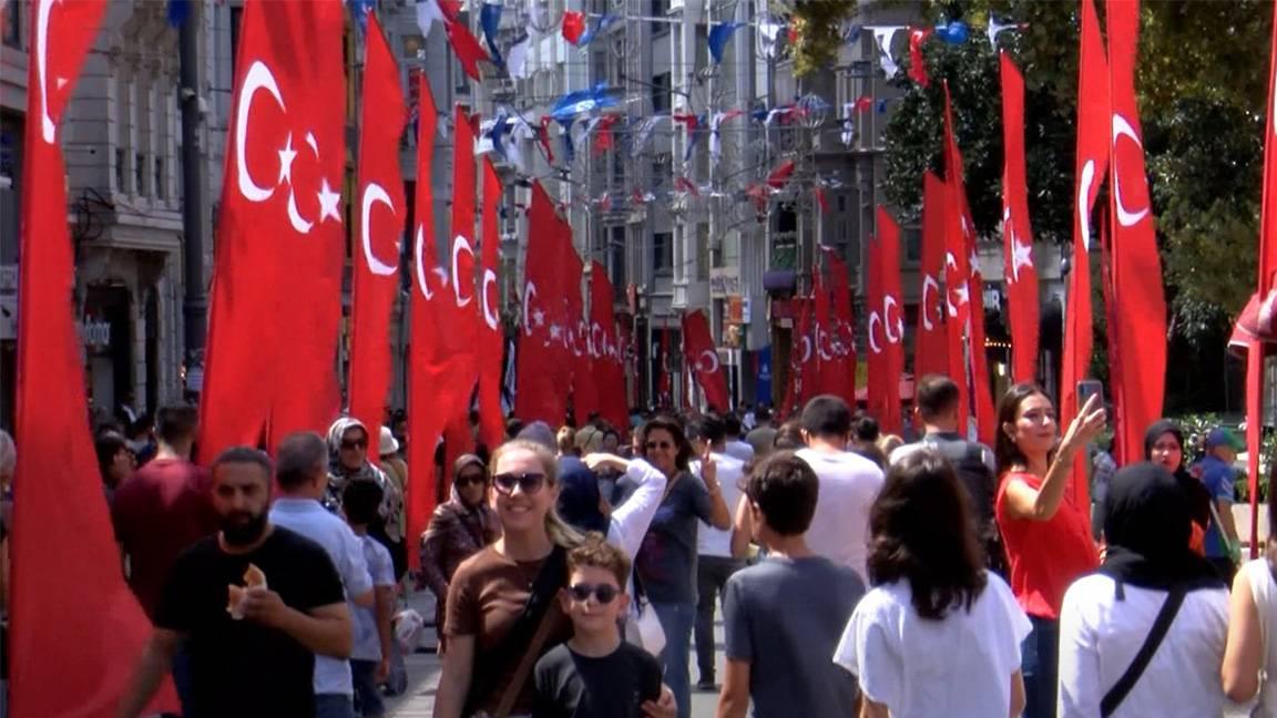 İstiklal Caddesi Türk bayraklarıyla donatıldı