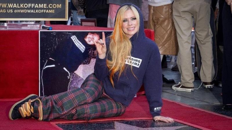 Avril Lavigne, Hollywood Şöhretler Kaldırımı'nda yıldız sahibi oldu