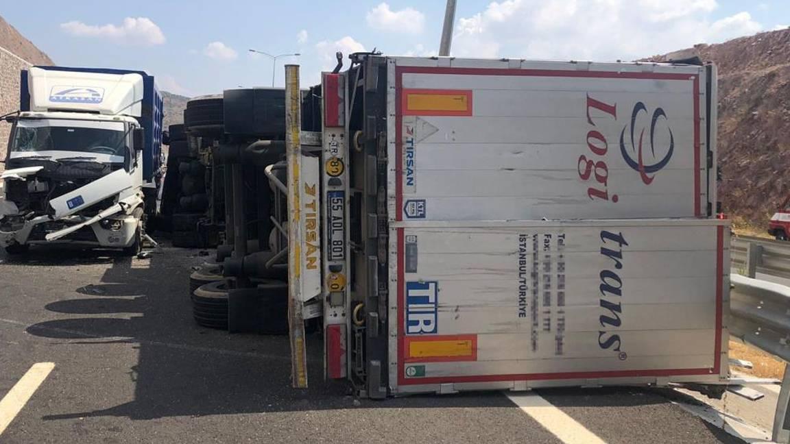 İzmir'de lastiği patlayan TIR devrildi: 1 ölü, 5 yaralı 