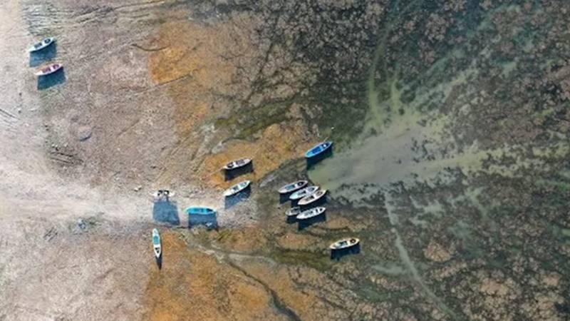 Marmara Gölü'nün kurumasına ilişkin açılan davada mahkeme, balıkçı kooperatifine gönderilen ödeme emrinin uygulanması noktasında yürütmeyi durdurdu.