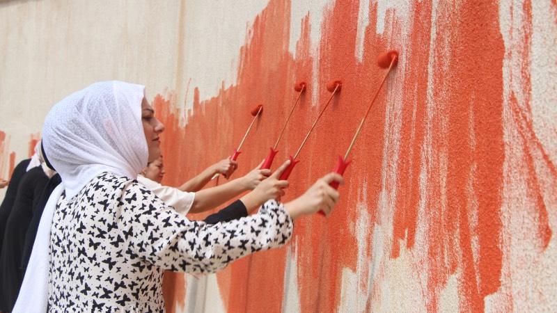 Şırnaklı kadınlar, "kadına yönelik şiddete" dikkat çekmek için duvarları turuncu ve beyaza boyadı