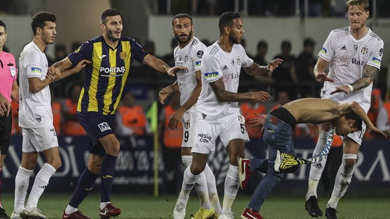 Maçın bitimiyle sahaya giren bir taraftar, Beşiktaşlı futbolculara uçan tekmeyle saldırdı!