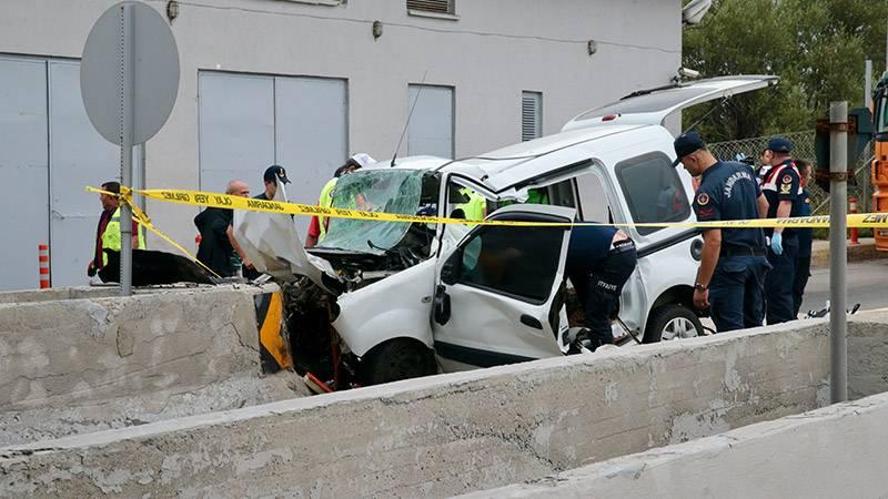 Bolu'da gişelere çarpan hafif ticari araçtaki 3 kişi öldü, 1 kişi yaralandı