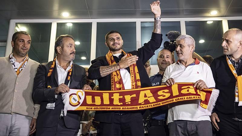 Galatasaray'ın kadrosuna kattığı Icardi İstanbul'a indi, taraftara üçlü çektirdi