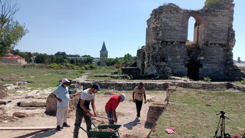 Edirne Sarayı kazı çalışmalarında patlamamış top mermisi bulundu