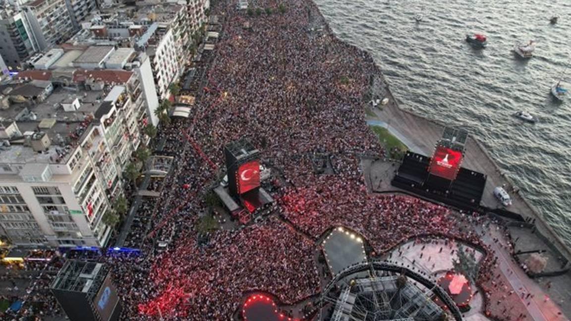 Tunç Soyer: Sevgili İzmir, dün akşam çok güzeldin; hepimizin tek yürek olduğu bu muhteşem buluşmaya hiç kimse gölge düşüremez!