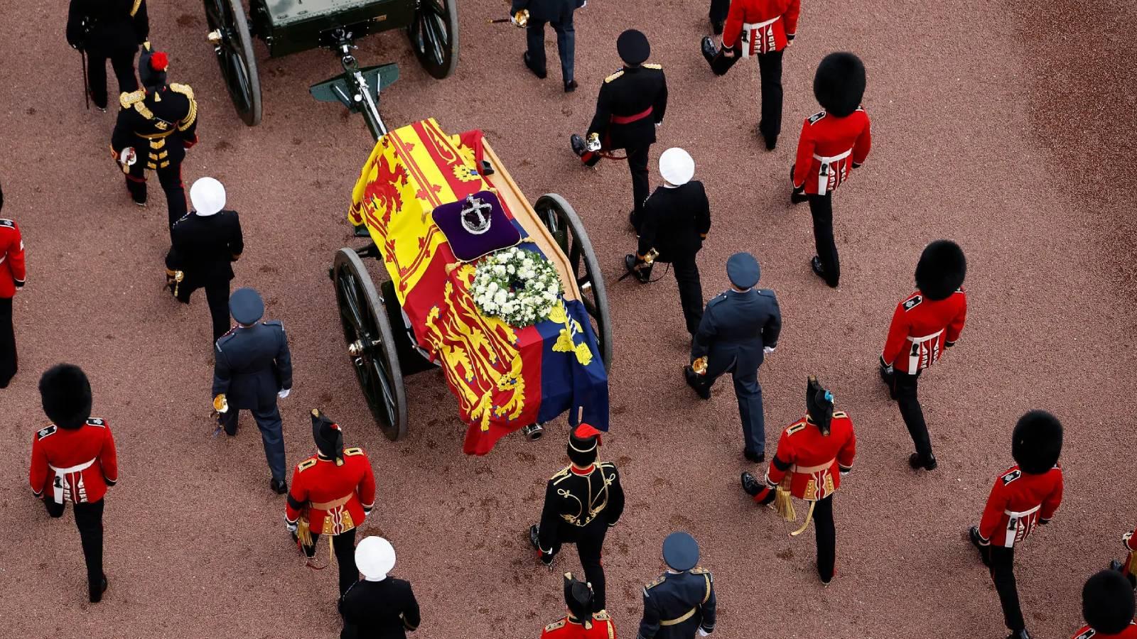 Yaşam pahalılığı krizinin tartışıldığı Britanya'da Kraliçe Elizabeth'in vergilerle karşılanacak cenaze töreninin maliyeti merak ediliyor 