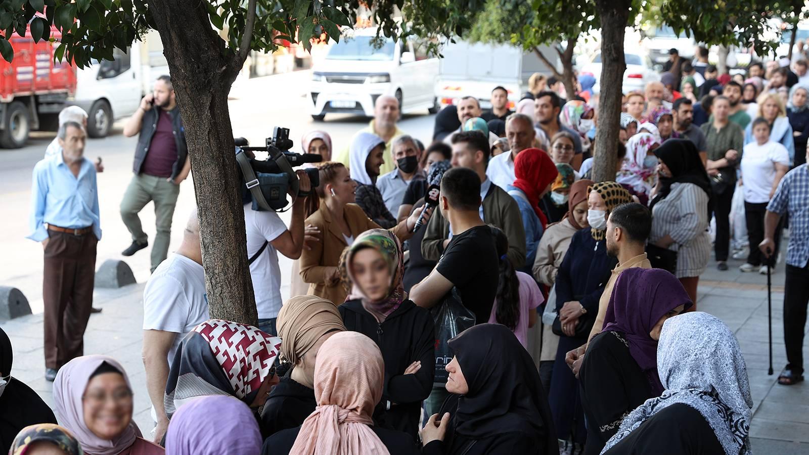 Sözcü yazarı: Sosyal konut işini seçime kadar aksatmadan sürdürüp paraları toplarlar, seçim geçince iş giderek tavsar!