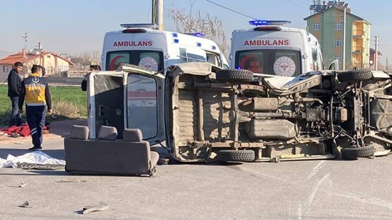 Konya'da servis midibüsü ile kamyonet çarpıştı: 17 işçi yaralandı