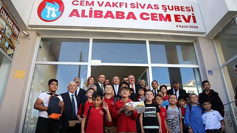 Cumhurbaşkanı Yardımcısı Oktay,  Alibaba Cemevi'ni ziyaret etti: Eşit haklara sahibiz