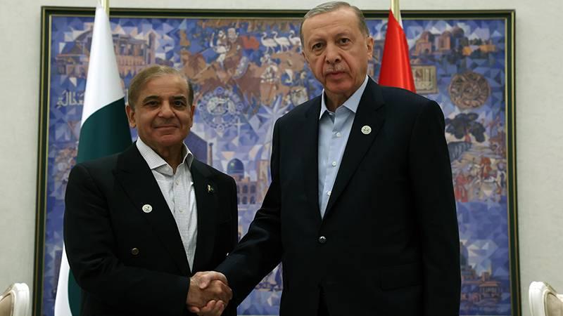 Pakistan Başbakanı Şahbaz Şerif ve Cumhurbaşkanı Recep Tayyip Erdoğan