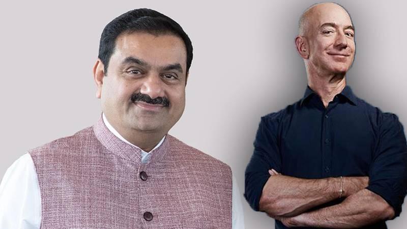 Gautam Adani (solda), Jeff Bezos (sağda)