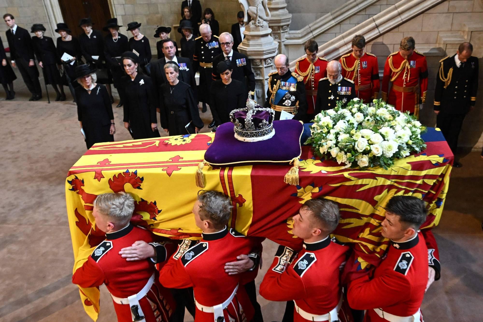 Kraliçe Elizabeth'in naaşını görmek isteyenlerin girdiği sırada bekleme süresi 24 saati geçti