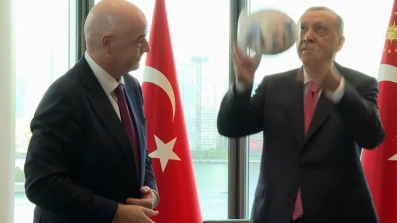 Cumhurbaşkanı Erdoğan, FIFA Başkanı Infantino'nun hediye ettiği topa kafa attı