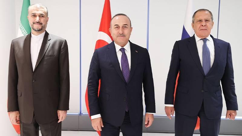 Bakan Çavuşoğlu, Rus mevkidaşı Lavrov ve İranlı mevkidaşı Abdullahiyan ile bir araya geldi