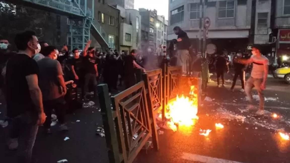 İran'da Amini'nin ölümünden sonra başlayan protestolarda şimdiye kadar resmi rakamlara göre en az 17 kişi hayatını kaybetti