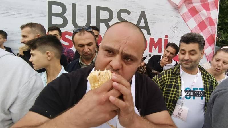 10 dakikada 16 metre börek yedi!