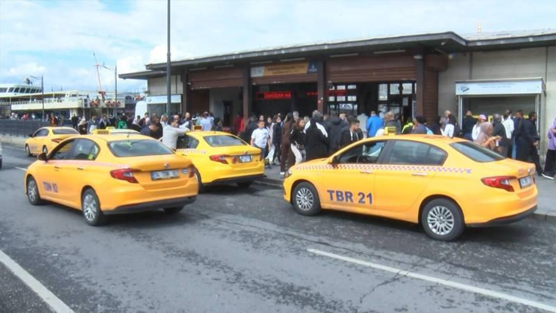 Taksiler boş, müşteri alan yok; Eminönü'nden Beyoğlu'na gitmek için 150 lira istiyorlar