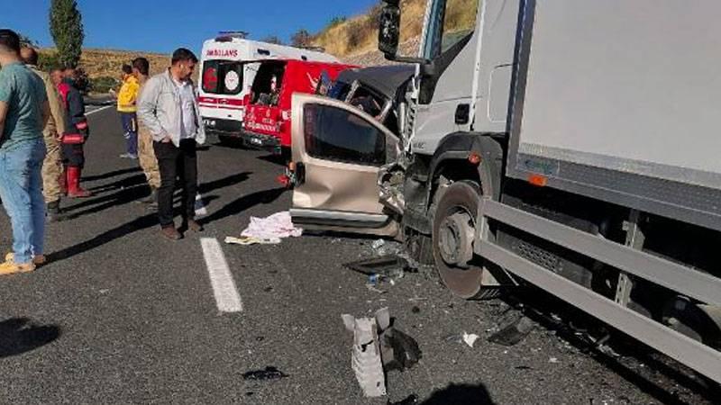 Malatya'da TIR ile hafif ticari araç çarpıştı: 5 ölü, 1 yaralı