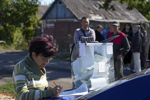 Ukrayna’daki ayrılıkçı yönetimler Rusya’ya katılmak için referandum düzenliyor