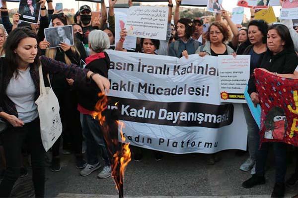 İranlı Mahsa Amini'nin ölümü, birçok ülkede protesto ediliyor