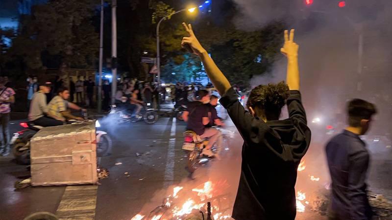 AB: Her yerde olduğu gibi İran'da da insanlar barışçıl protesto hakkına sahiptir